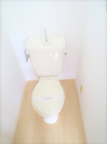 トイレ　落ち着いた色調のトイレです