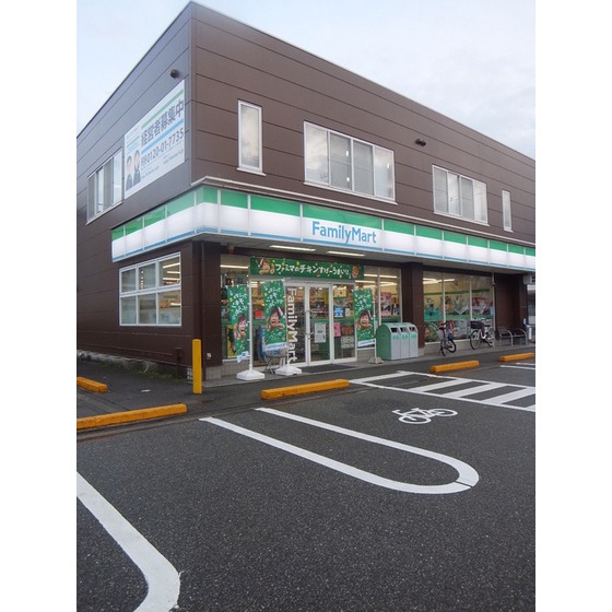 コンビニ　ファミリーマート新根塚町二丁目店（コンビニ）まで586m