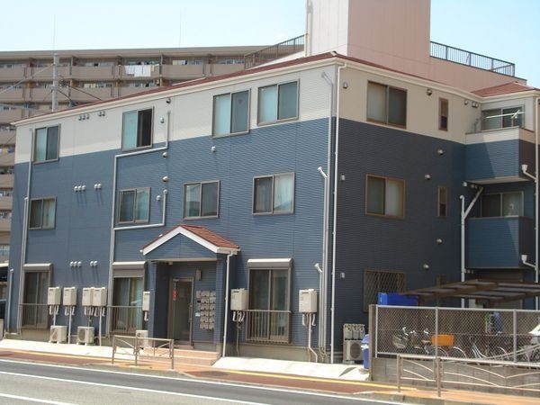 横浜市鶴見区生麦のアパートの建物外観