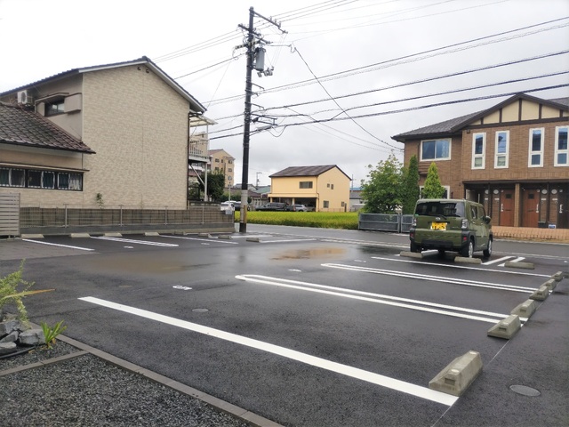 【松山市西石井のアパートの駐車場】