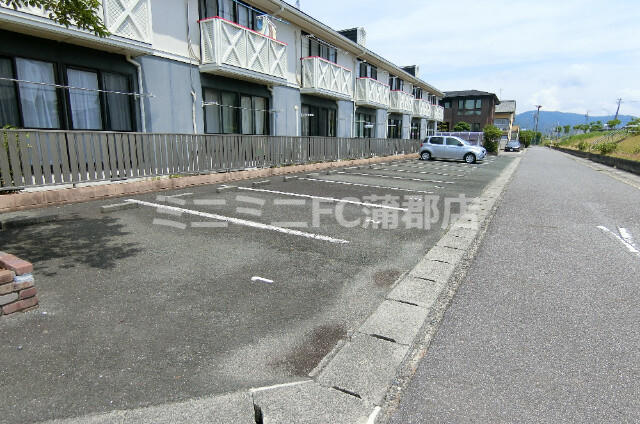 【蒲郡市形原町のアパートの駐車場】