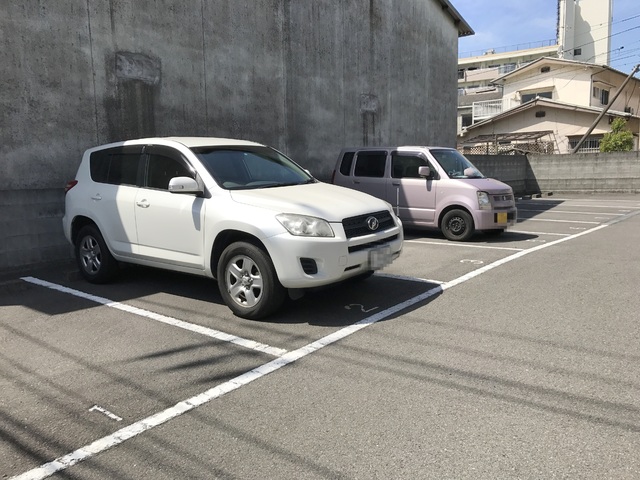 【松山市古三津のアパートの駐車場】