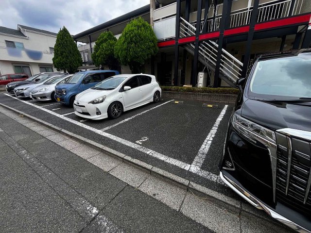 【調布市深大寺南町のアパートの駐車場】