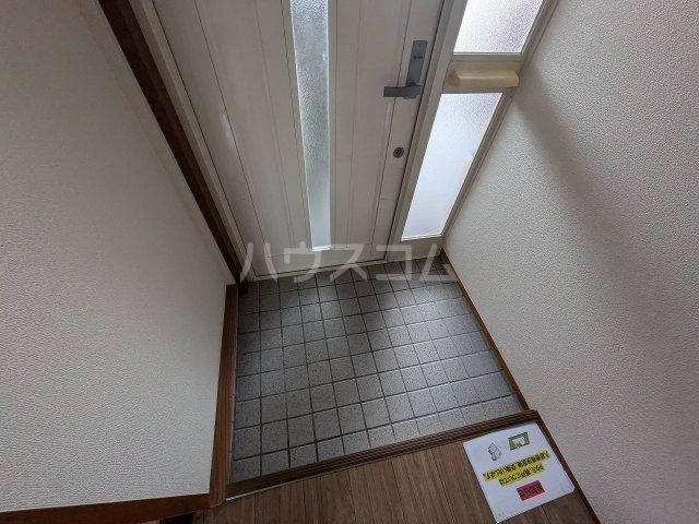 【ウイングヒルズＣの玄関】