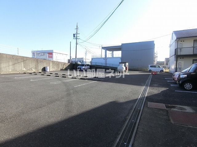 【津市高茶屋小森上野町のアパートの駐車場】