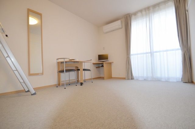 その他部屋・スペース　1階はフリーリング・2階は絨毯仕様