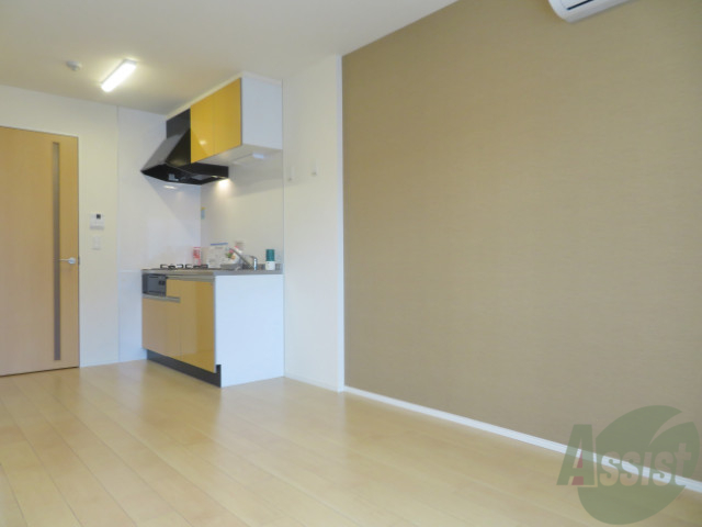 居室・リビング　９帖の洋室です。アクセントクロスがおしゃれですね。