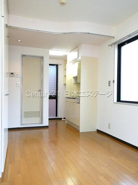 居室・リビング　２面に窓のあるお部屋です