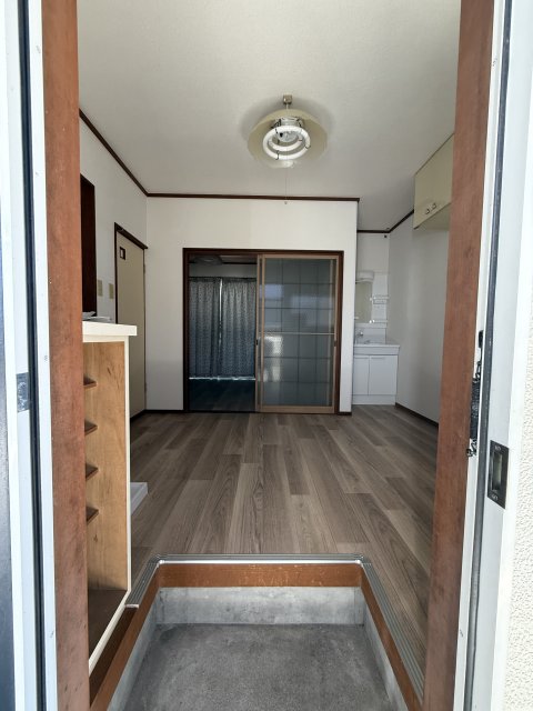 玄関　同物件別号室の写真です。