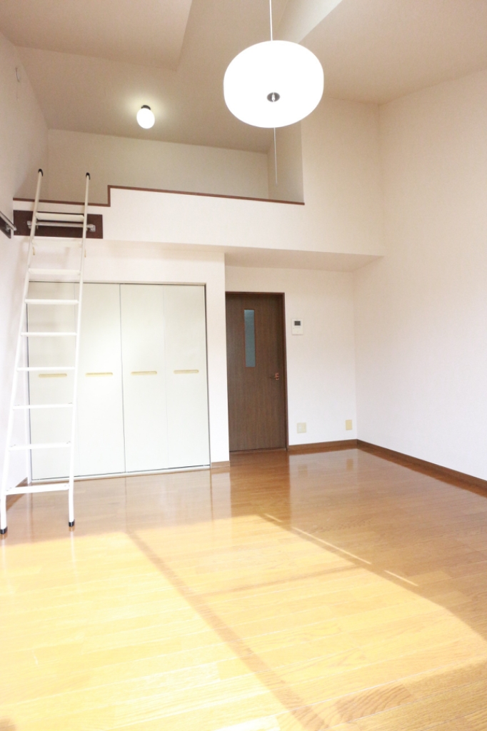 居室・リビング　ロフト付き天井が高く開放的なお部屋◎