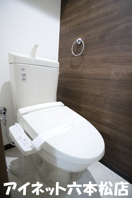 トイレ　ウォシュレット完備です。