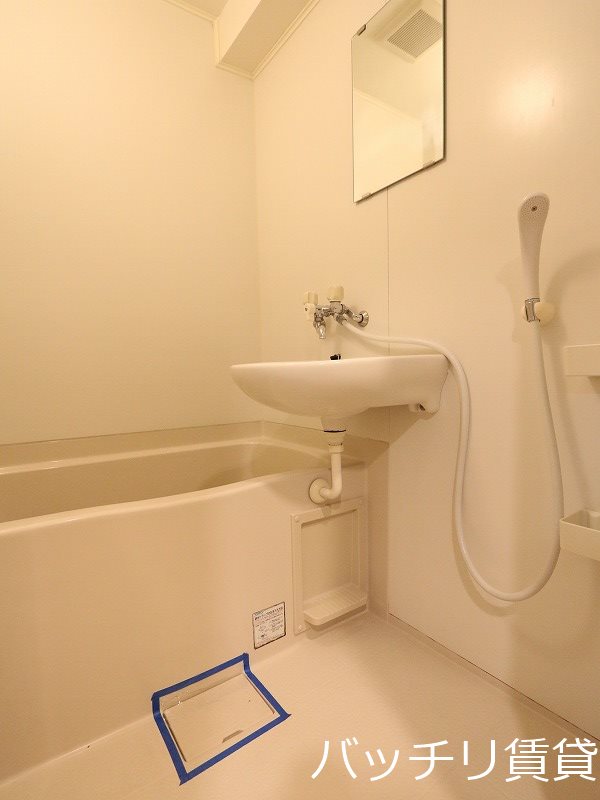 バス・シャワールーム　別号室タイプの為、現状を優先いたします