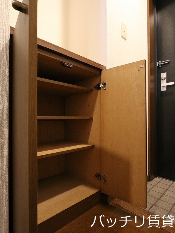 玄関　別号室タイプの為、現状を優先いたします