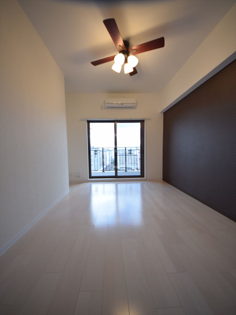 居室・リビング　Luxe難波西III　南向きリビング