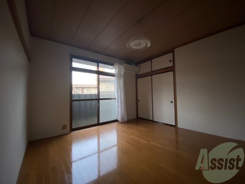 居室・リビング　７帖の洋室で広い炉としていて綺麗ですね！