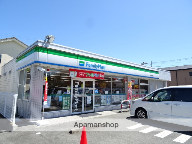 コンビニ　ファミリーマート（コンビニ）まで812m