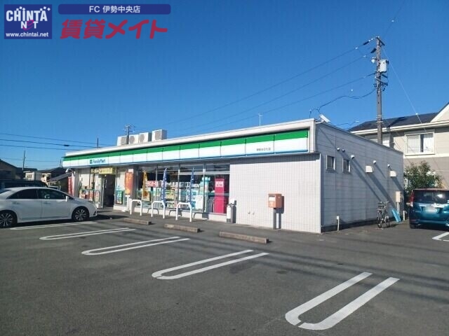 コンビニ　ファミリーマート伊勢おばた店（コンビニ）まで290m