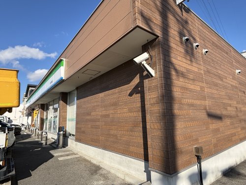 コンビニ　ファミリーマート（コンビニ）まで333m