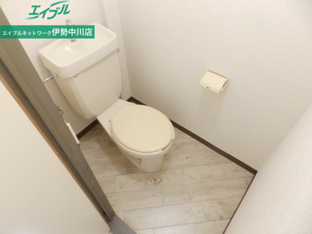 トイレ　温水洗浄便座に変わります。