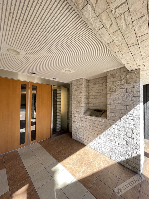 エントランス　落ち着いたエントランス。マンションを演出します。