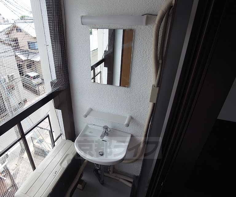 洗面設備　可愛らしい洗面台も付いています。