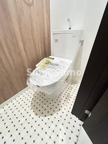 トイレ　落ち着いた色調のトイレです