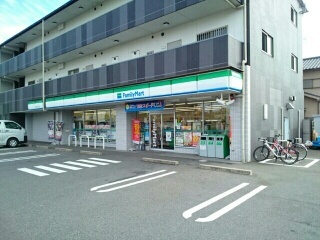 コンビニ　ファミリーマート（コンビニ）まで120m