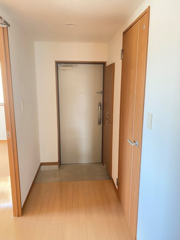 玄関　※写真は別号室のものです。