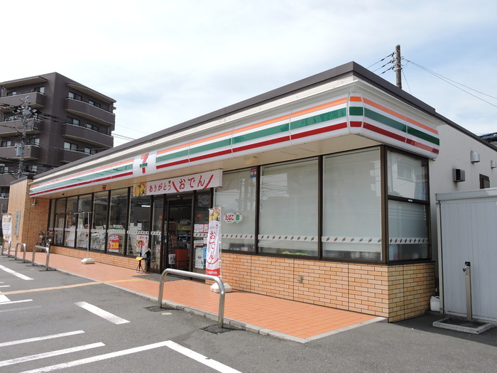 コンビニ　7イレブン（コンビニ）まで565m