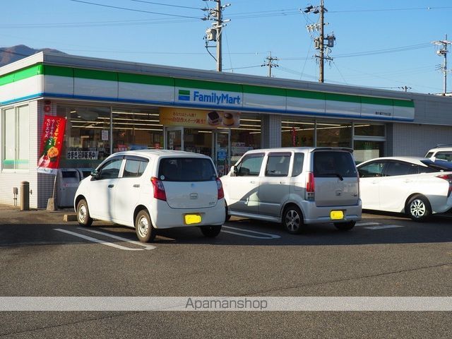 コンビニ　ファミリーマート（コンビニ）まで625m