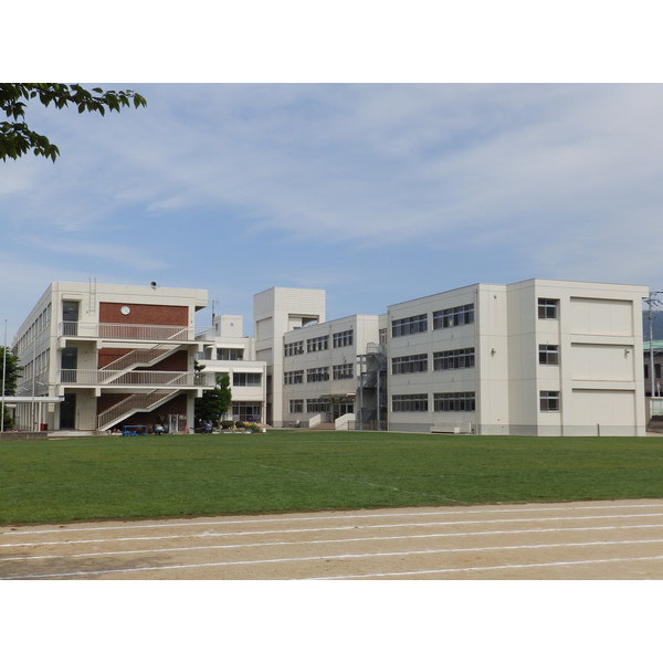 小学校　四国中央市立松柏小学校（小学校）まで1002m