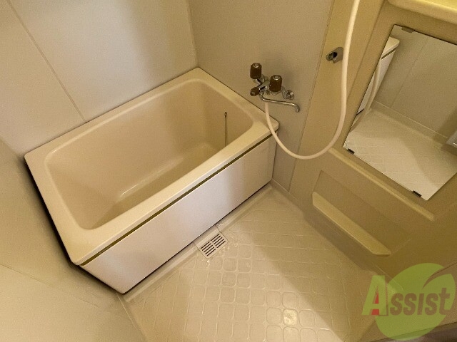 バス・シャワールーム　こちらはお風呂。一日の疲れをここで癒してください。