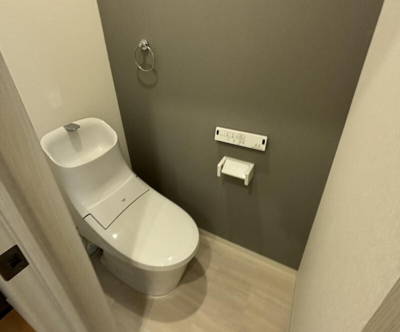 トイレ　温水洗浄便座付きのトイレです♪