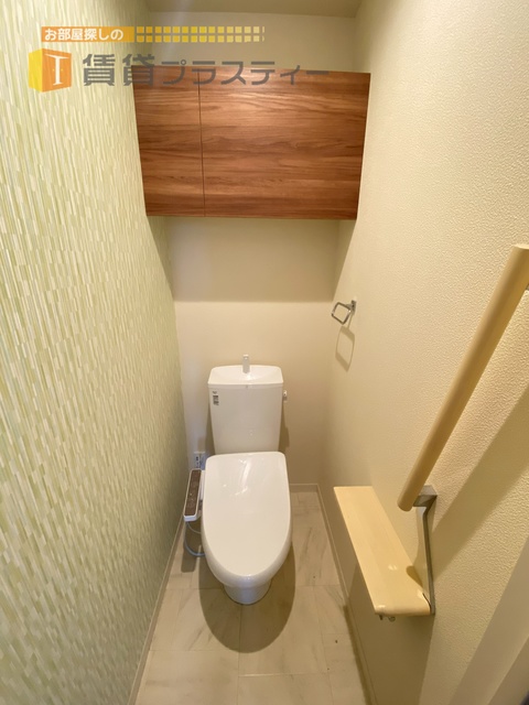 トイレ　温水洗浄便座付き。