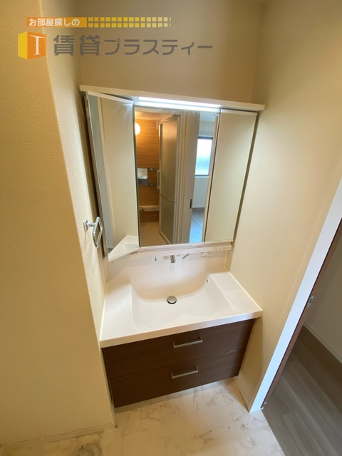 洗面設備　使い勝手の良い独立洗面台です。