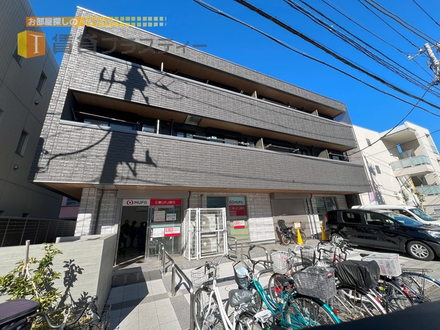 建物外観　目の前には２４時間営業のスーパーが！