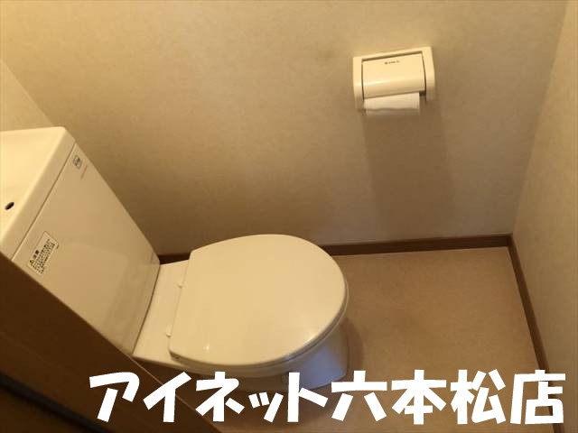 トイレ　バストイレ別です。