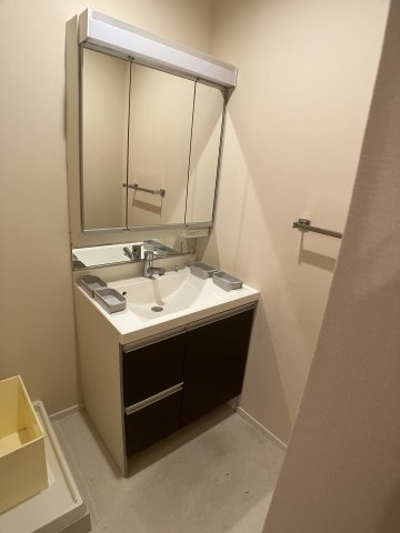 洗面設備　重宝する3面鏡タイプ！※同タイプ別部屋の参考写真