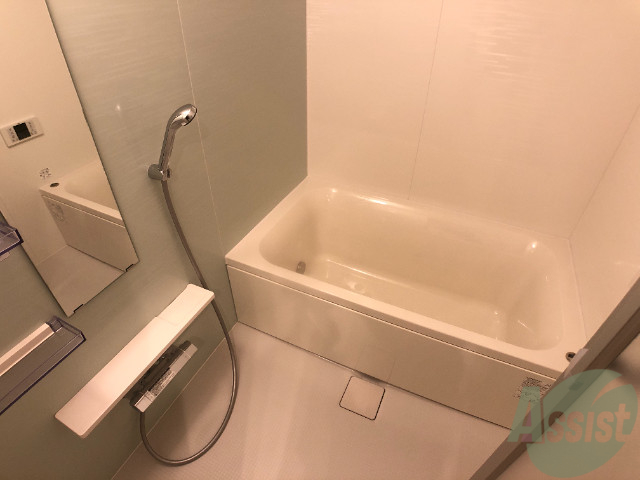 バス・シャワールーム　お風呂です。肩までゆっくりと浸かることができます。