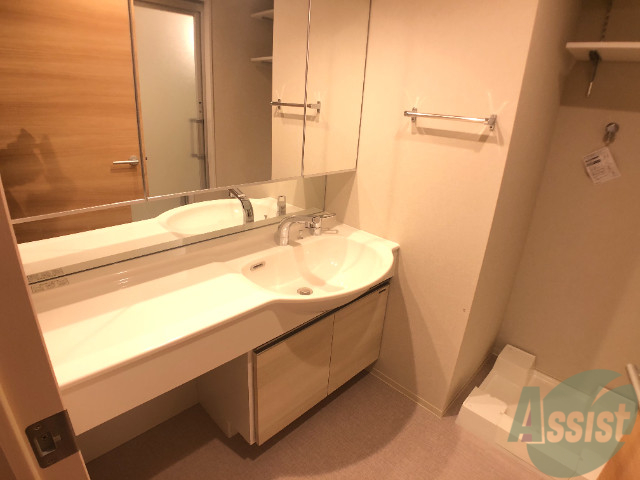 洗面設備　洗面台。朝の身支度はここでばっちり決めましょう。