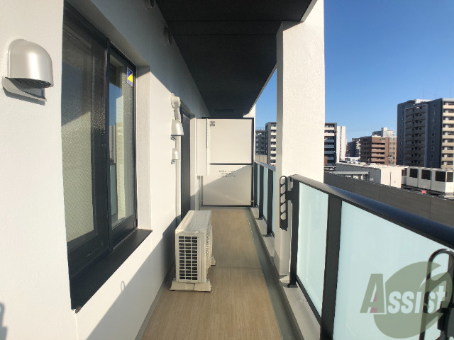 バルコニー　バルコニーです。床が木目調でキレイ。素敵です。