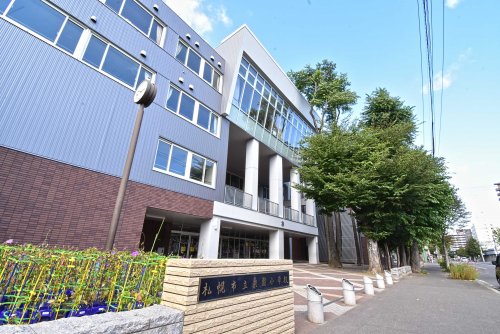 小学校　札幌市立桑園小学校（小学校）まで690m