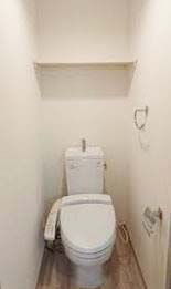 トイレ　★トイレ上部、収納スペースあり★