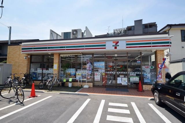 コンビニ　セブンイレブン（コンビニ）まで200m