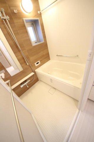 バス・シャワールーム　1317の大きい浴槽で窓付き