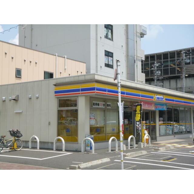 コンビニ　ミニストップ越谷駅西口店（コンビニ）まで606m
