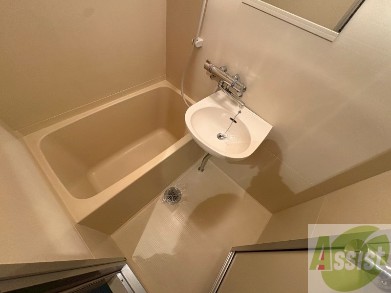 バス・シャワールーム　バスルームは狭すぎず、シャワーも浴びやすそうです。