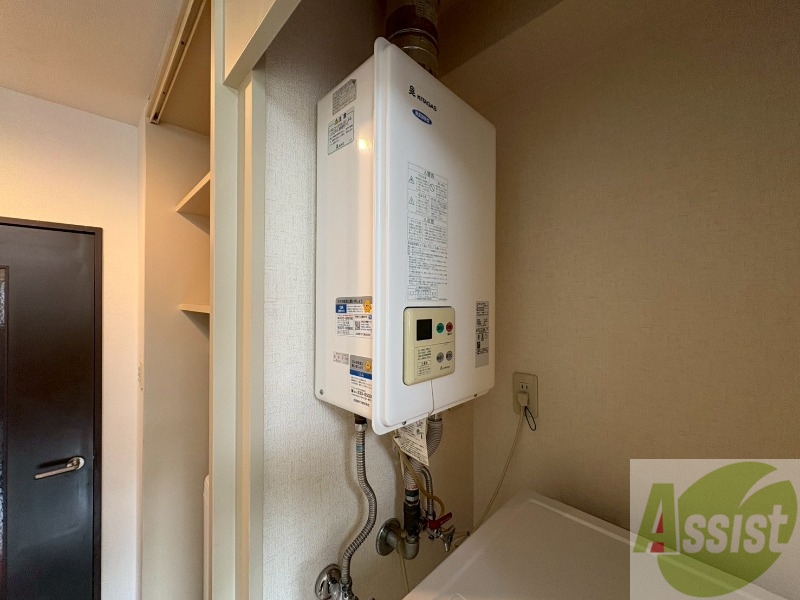 その他設備　給湯器です。操作しやすいパネルになってます。