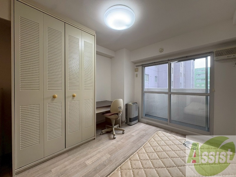 居室・リビング　洋室を撮影しました。日射しがあり明るい印象。