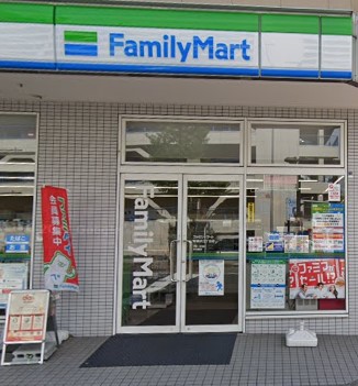 コンビニ　ファミリーマート 新横浜三丁目店（コンビニ）まで218m